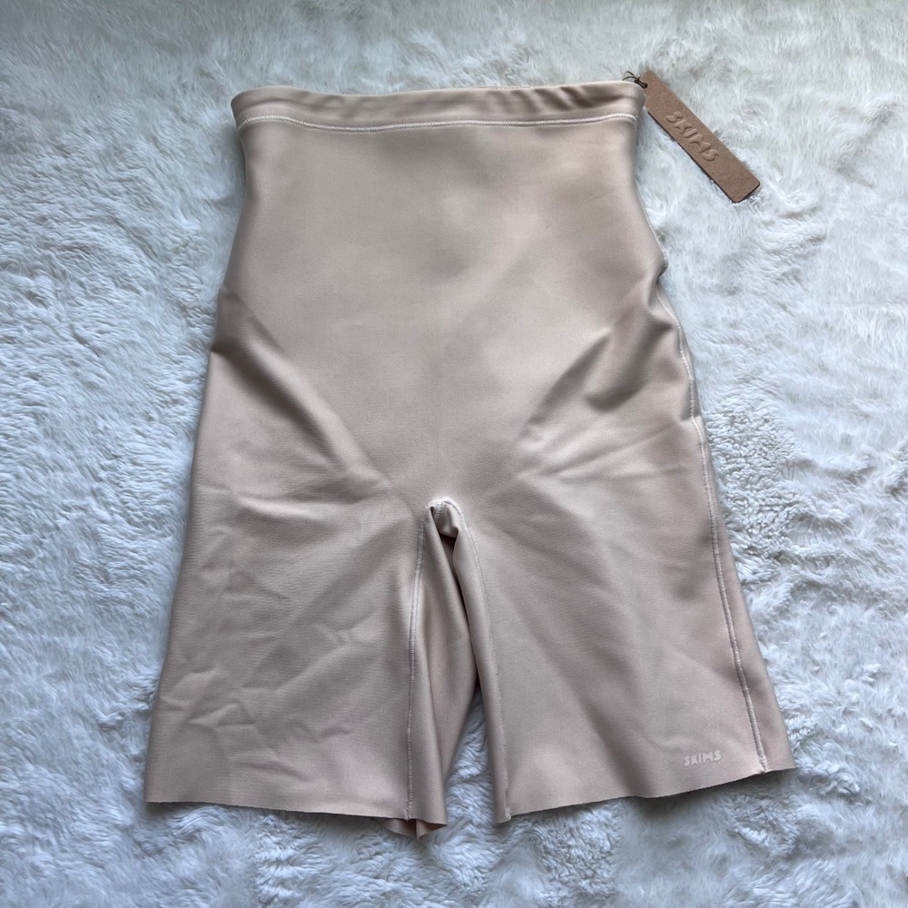 SKIMS Body Zoned Mid Rise Short Sand Shapewear BO-SHO-8038W Womens Size XS NEW